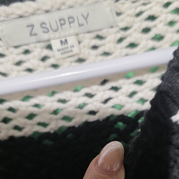 Z Supply EUC Black and White Striped Sweater Size Medium PTP 23 - Picture 4 of 4